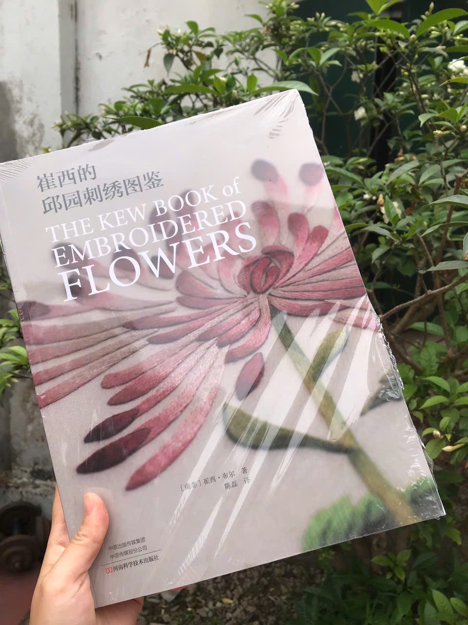 Sách thêu hoa Embroidered Flowers - Cuốn 1